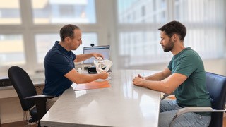 Dr. med. Samuel Fleischmann betreut und behandelt seine Patientinnen und Patienten an zwei Standorten: an der Praxis Ortho Reha Sport in Uster und an der Arthrose Clinic Zürich & Sport Permanence der Privatklinik Bethanien in Zürich‑Fluntern.