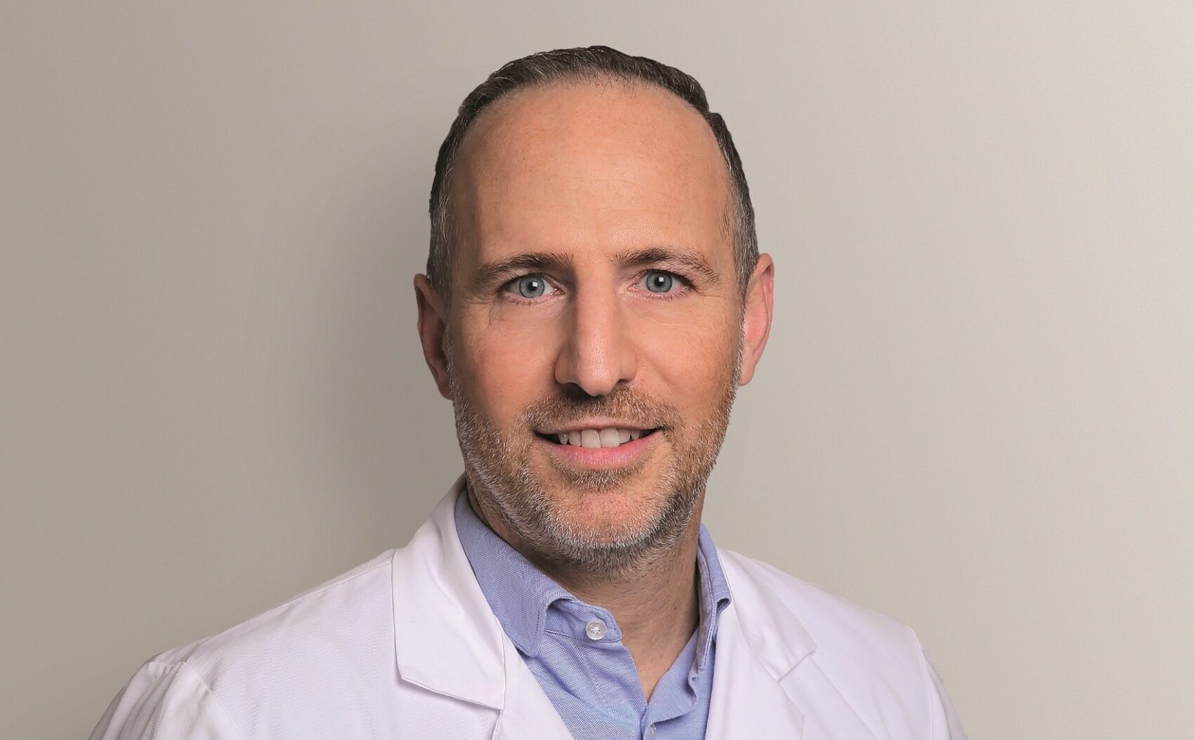 Top ausgebildet, erfahren, engagiert: Dr. med. Samuel Fleischmann absolvierte eine sehr breitgefächerte, fundierte Ausbildung und verfügt über eine langjährige klinische und orthopädisch-chirurgische Erfahrung.