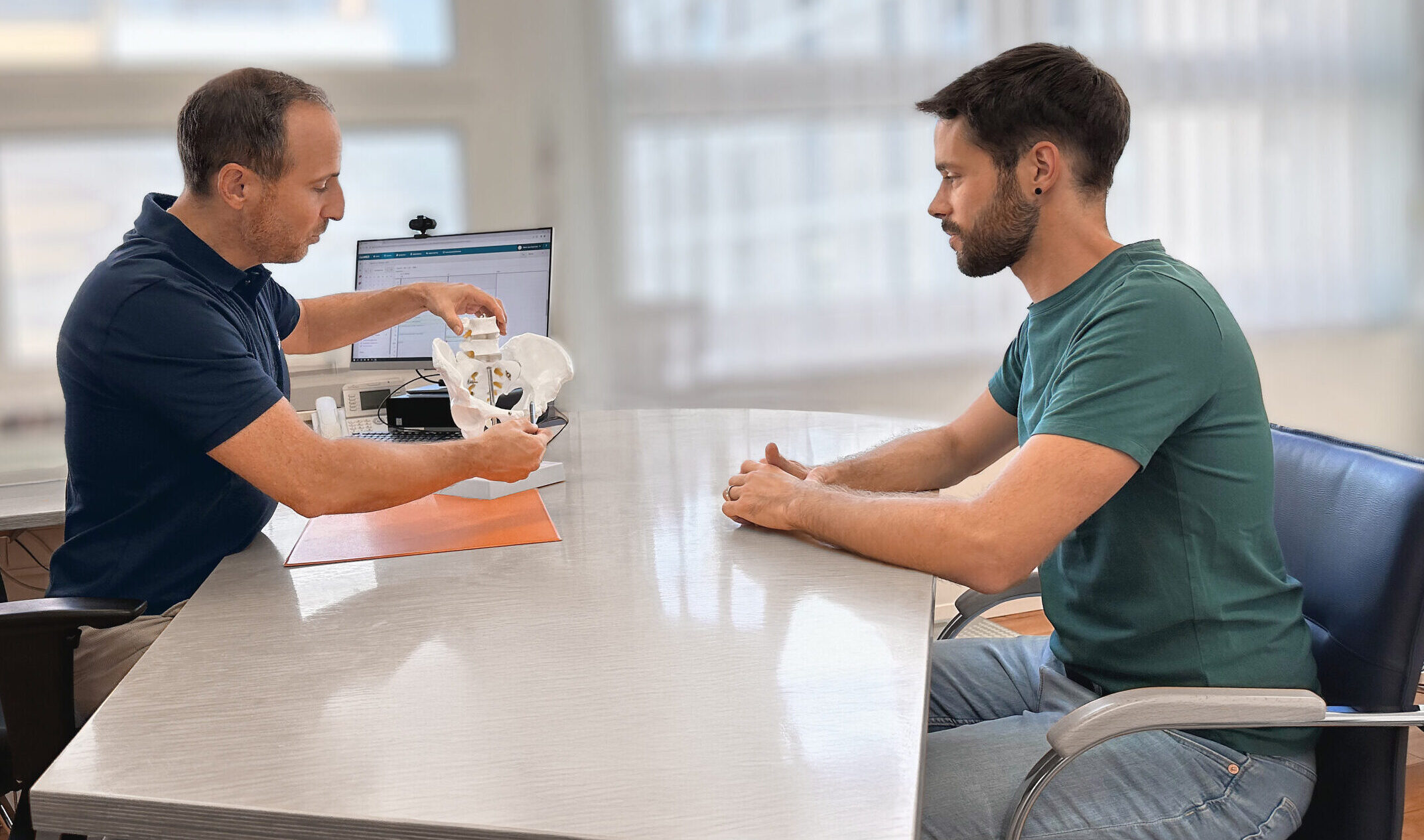 Dr. med. Samuel Fleischmann betreut und behandelt seine Patientinnen und Patienten an zwei Standorten: an der Praxis Ortho Reha Sport in Uster und an der Arthrose Clinic Zürich & Sport Permanence der Privatklinik Bethanien in Zürich‑Fluntern.