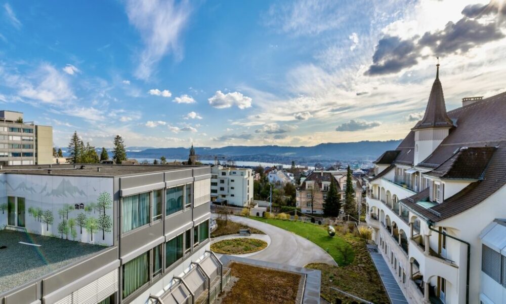 Dr. med. Samuel Fleischmann betreut und behandelt seine Patientinnen und Patienten an zwei Standorten: an der Praxis Ortho Reha Sport in Uster und an der Arthrose Clinic Zürich & Sport Permanence der Privatklinik Bethanien in Zürich‑Fluntern.