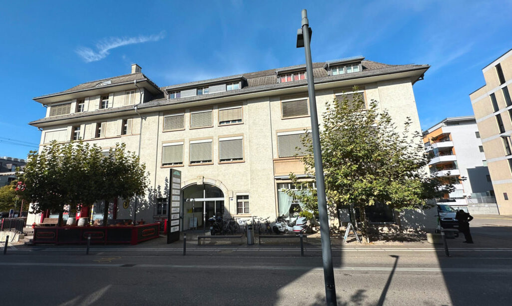 Dr. med. Samuel Fleischmann betreut und behandelt seine Patientinnen und Patienten an zwei Standorten: an der Praxis Ortho Reha Sport in Uster und an der Arthrose Clinic Zürich & Sport Permanence der Privatklinik Bethanien in Zürich‑Fluntern.