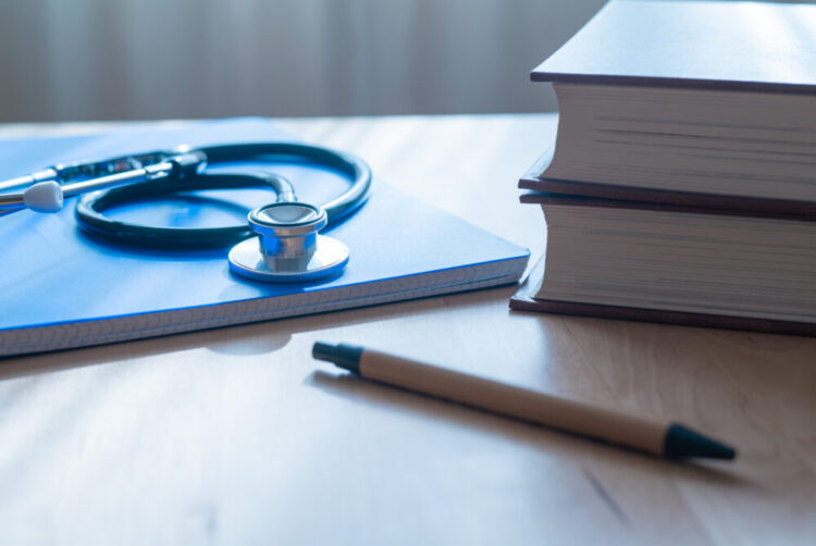 Zuweisungen: Dr. med. Samuel Fleischmann ist Experte für moderne Diagnostik, individuelle Therapien und massgeschneiderte Behandlungen bei Knie, Hüfte und Sportverletzungen.