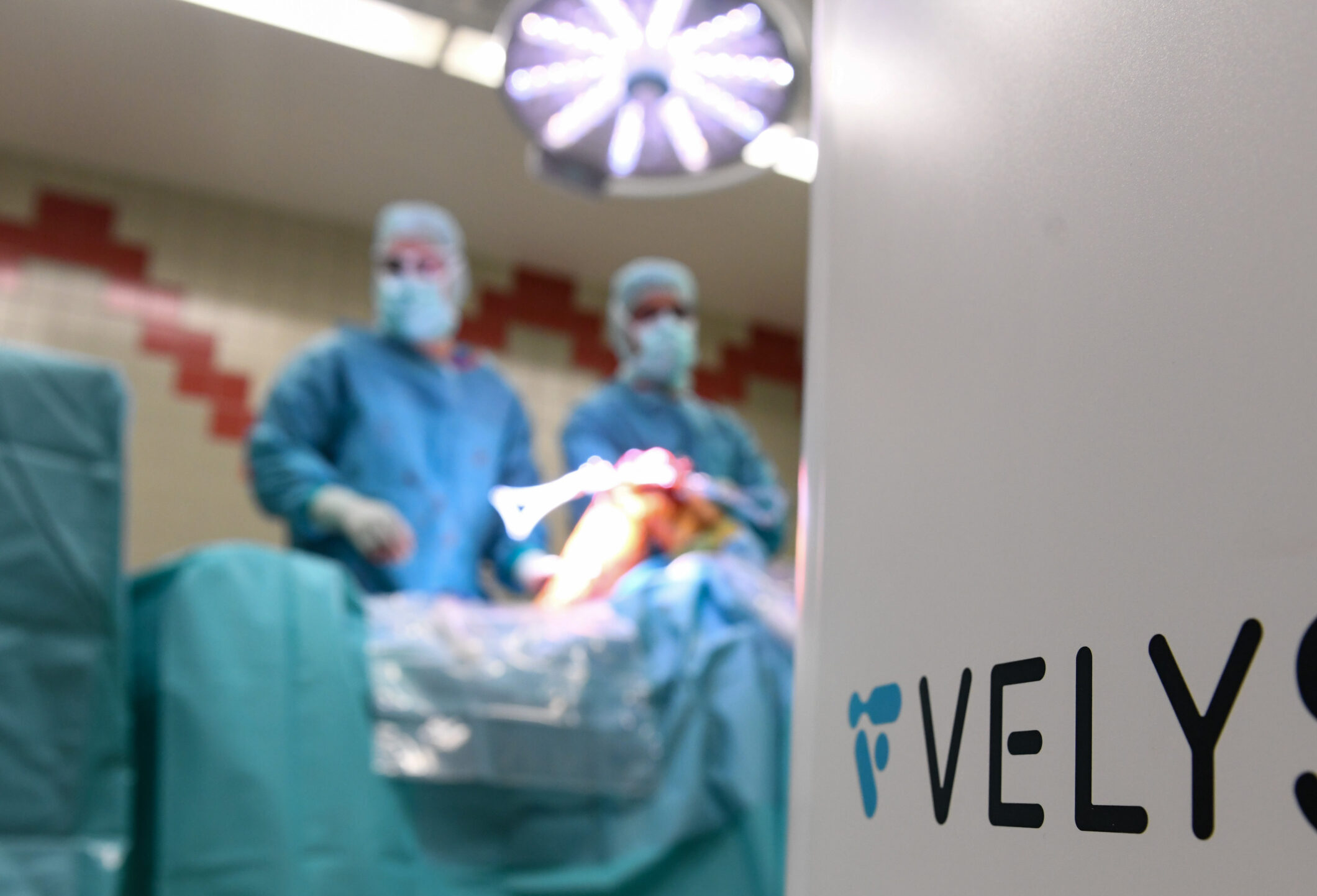 Dr. med. Samuel Fleischmann ist Experte für moderne Diagnostik, individuelle Therapien und massgeschneiderte Behandlungen bei Knie, Hüfte und Sportverletzungen.