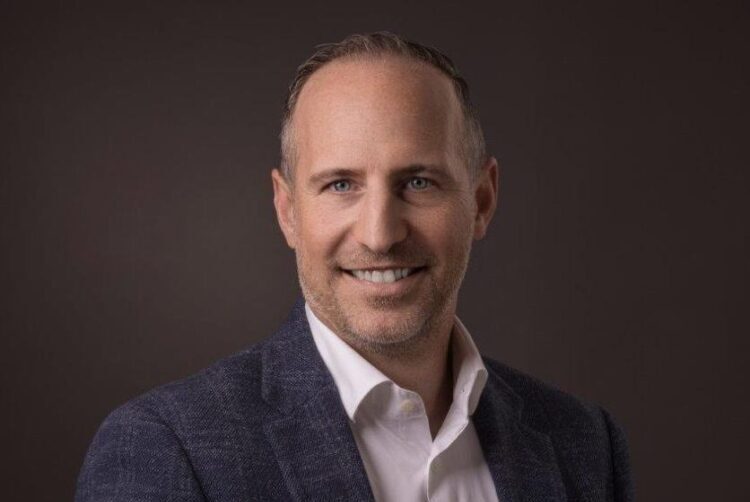 Dr. med. Samuel Fleischmann ist Experte für moderne Diagnostik, individuelle Therapien und massgeschneiderte Behandlungen bei Knie, Hüfte und Sportverletzungen.