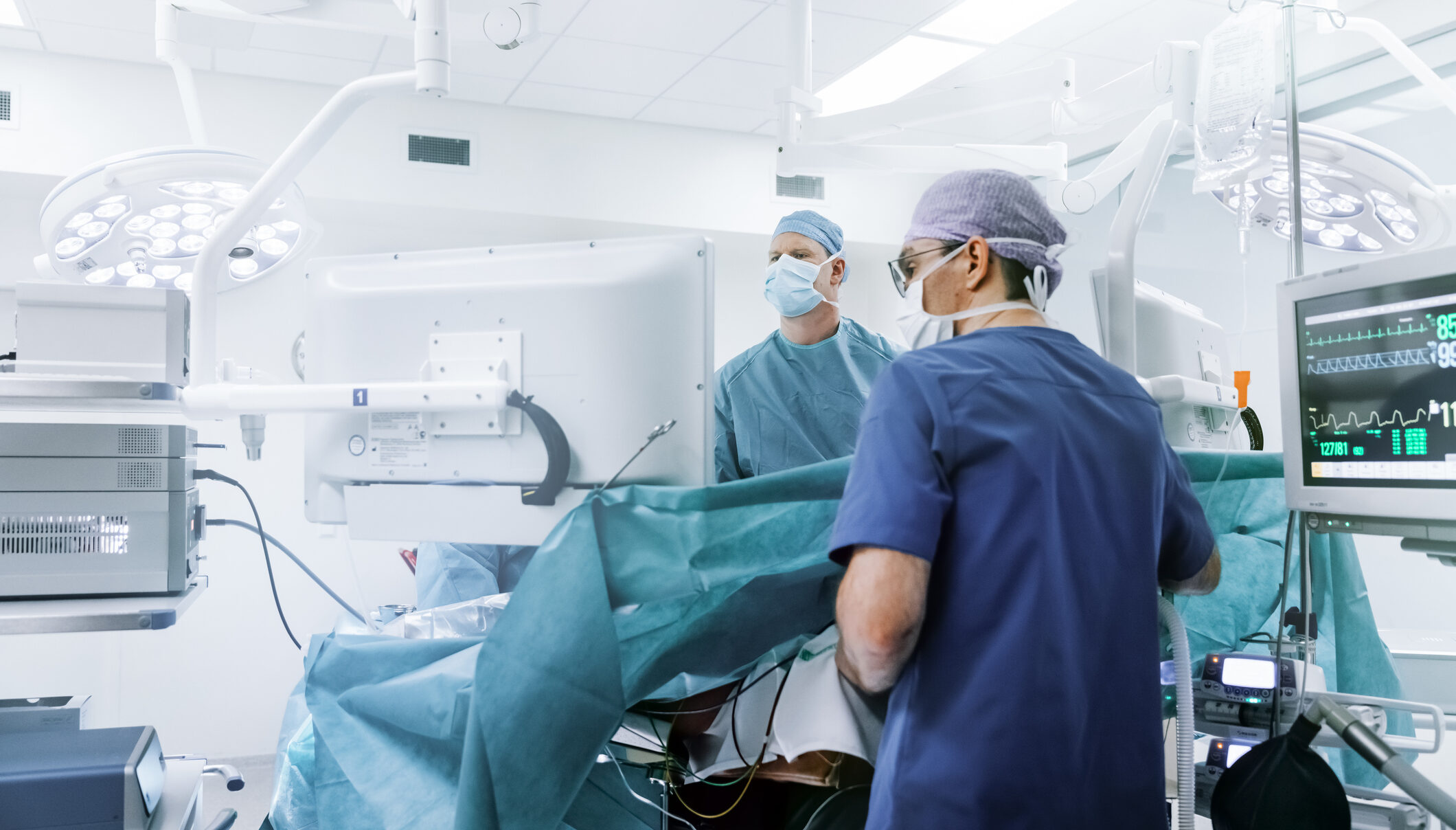 Dr. med. Samuel Fleischmann ist Experte für moderne Diagnostik, individuelle Therapien und massgeschneiderte Behandlungen bei Knie, Hüfte und Sportverletzungen.